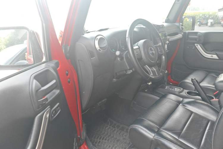 Used Jeep Wrangler 2012 3.6L Sahara two-door version Driver Seat