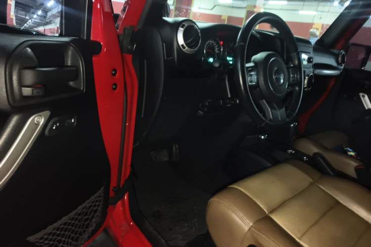 Used Jeep Wrangler 2012 3.6L Sahara two-door version Driver Seat
