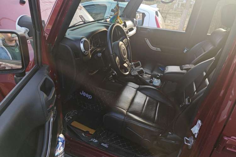 Used Jeep Wrangler 2012 3.6L Sahara Four-Door Edition Driver Seat
