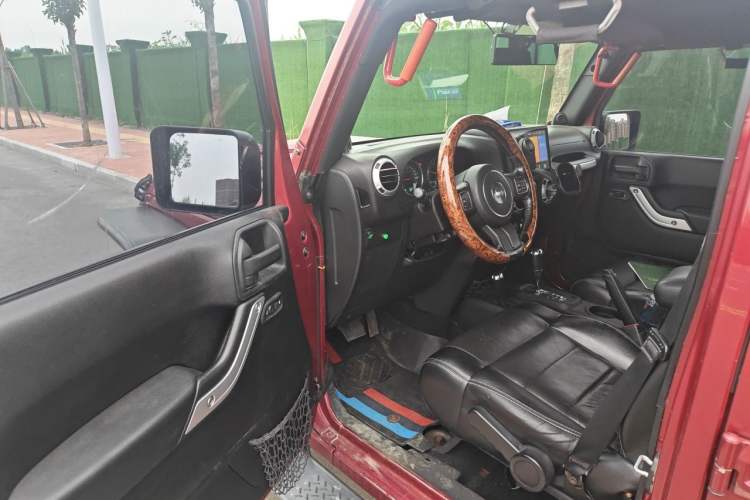 Used Jeep Wrangler 2012 3.6L Sahara Four-Door Edition Driver Seat