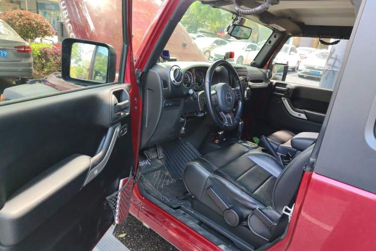 Used Jeep Wrangler 2012 3.6L Rubicon two-door model Driver Seat