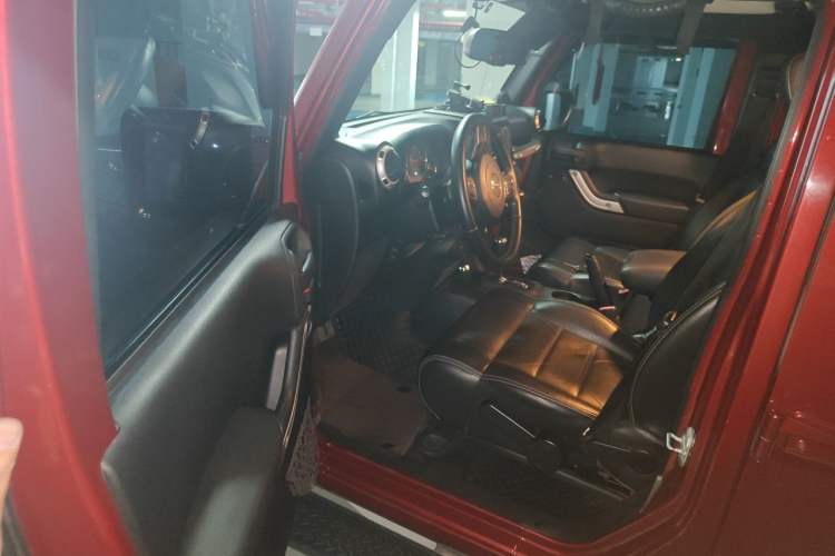 Used Jeep Wrangler 2012 3.6L Sahara Four-Door Edition Driver Seat