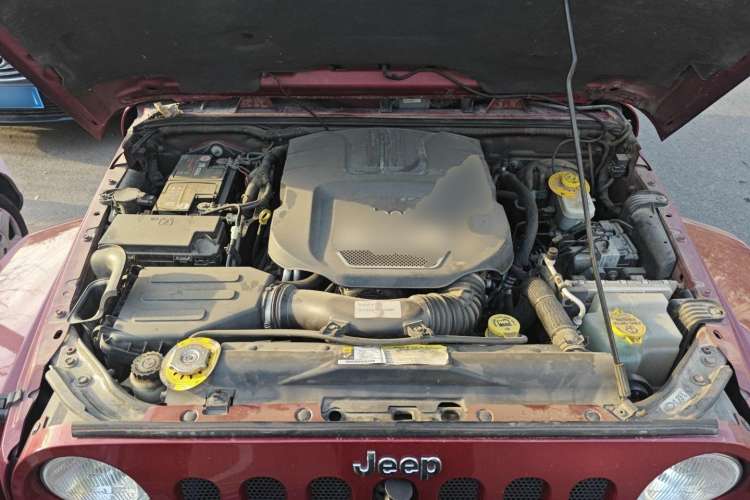 Used Jeep Wrangler 2012 3.6L Sahara Four-Door Edition Engine Bay