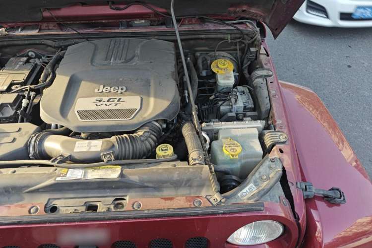 Used Jeep Wrangler 2012 3.6L Sahara Four-Door Edition Engine Bay Left