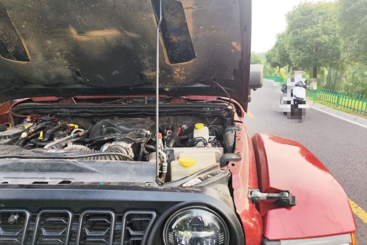 Used Jeep Wrangler 2012 3.6L Rubicon Four-Door Edition Engine Bay Left