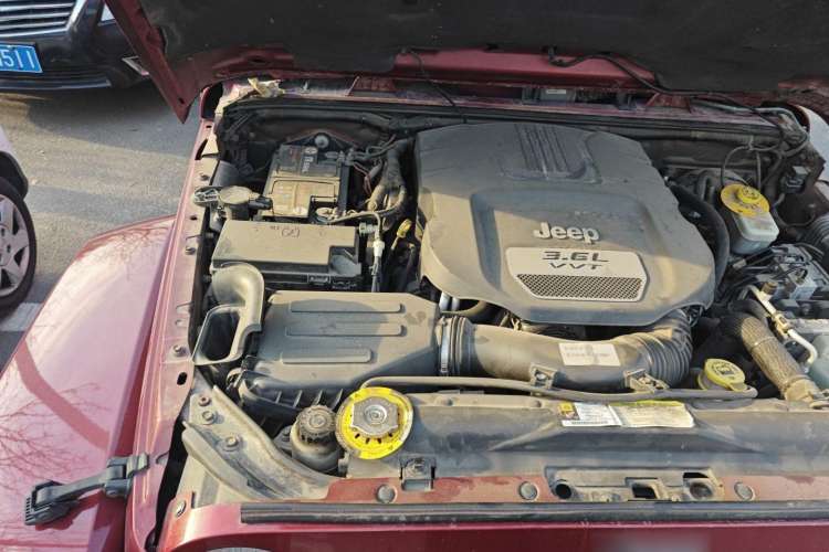 Used Jeep Wrangler 2012 3.6L Sahara Four-Door Edition Engine Bay Right