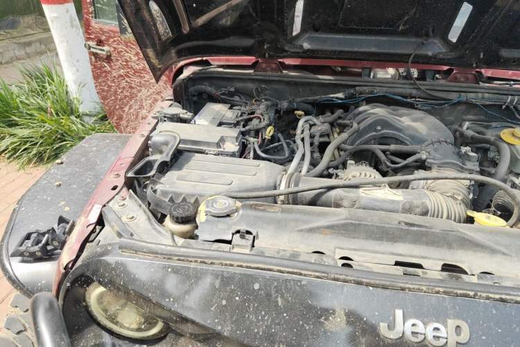 Used Jeep Wrangler 2012 3.6L Sahara Four-Door Edition Engine Bay Right