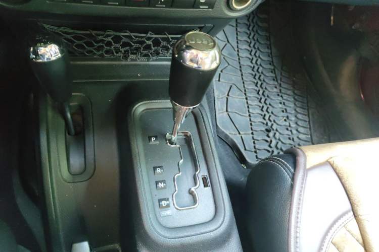 Used Jeep Wrangler 2012 3.6L Rubicon two-door model Gear Lever