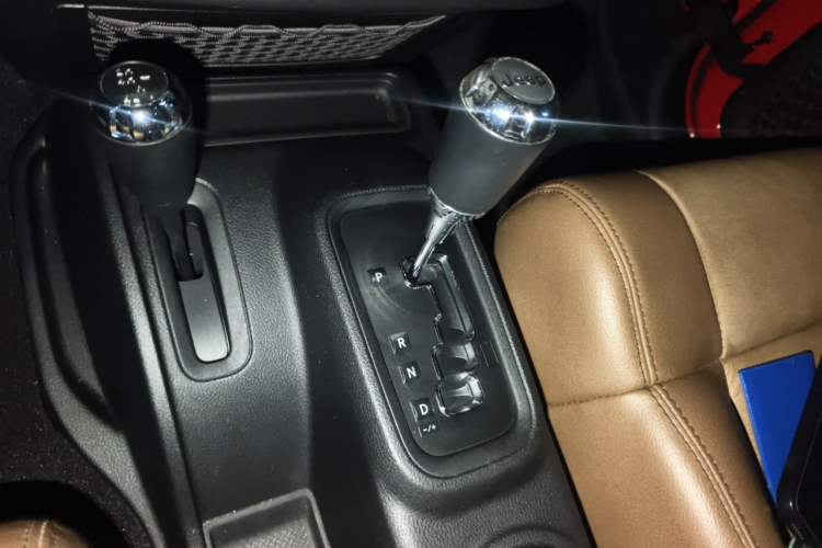 Used Jeep Wrangler 2012 3.6L Sahara two-door version Gear Lever