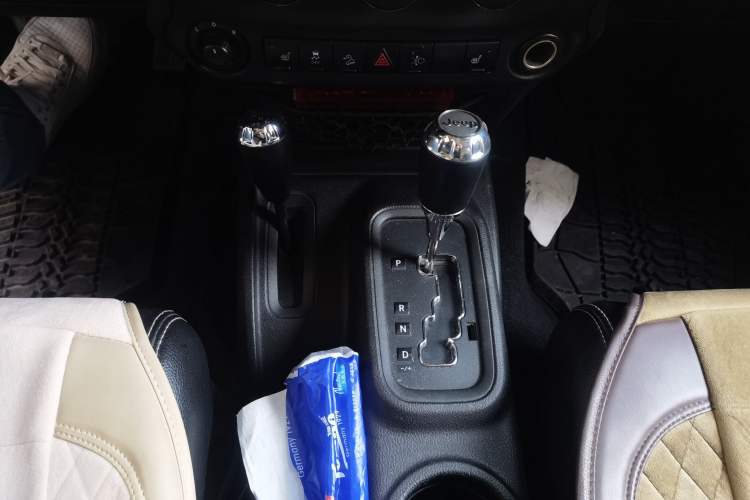 Used Jeep Wrangler 2012 3.6L Rubicon two-door model Gear Lever