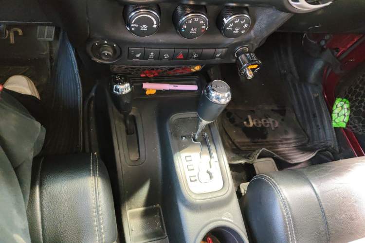 Used Jeep Wrangler 2012 3.6L Rubicon two-door model Gear Lever