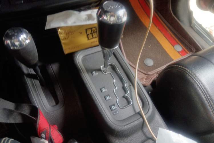 Used Jeep Wrangler 2012 3.6L Rubicon two-door model Gear Lever
