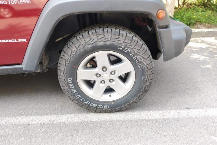Used Jeep Wrangler 2012 3.6L Rubicon two-door model Right Front Wheel Hub