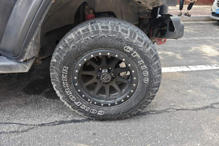 Used Jeep Wrangler 2012 3.6L Sahara Four-Door Edition Right Front Wheel Hub