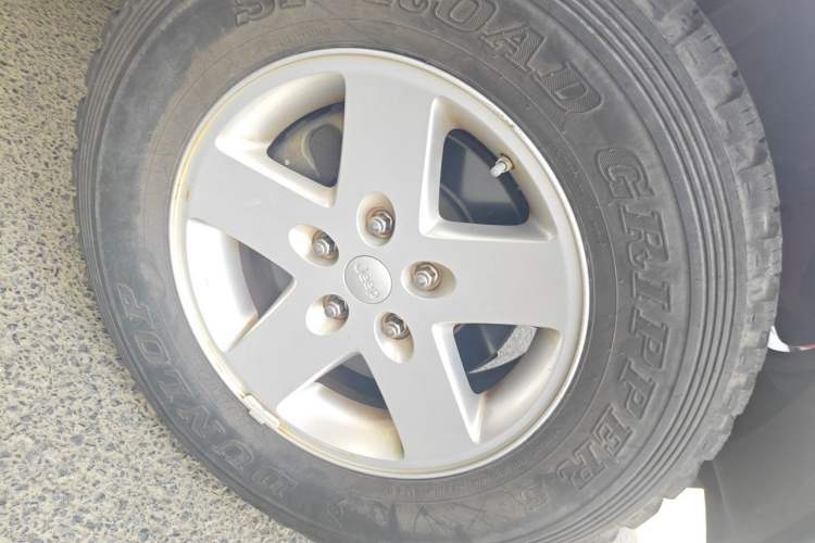 Used Jeep Wrangler 2012 3.6L Sahara two-door version Right Front Wheel Hub