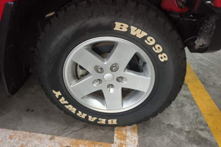 Used Jeep Wrangler 2012 3.6L Sahara two-door version Right Front Wheel Hub