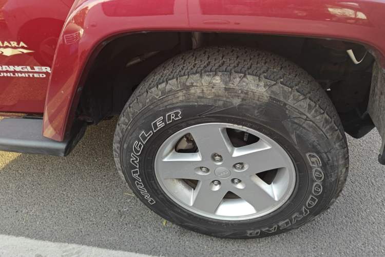 Used Jeep Wrangler 2012 3.6L Sahara Four-Door Edition Right Front Wheel Hub