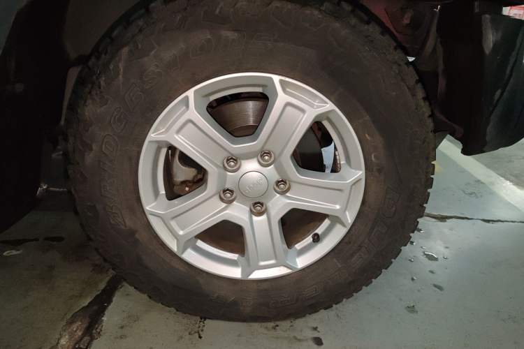 Used Jeep Wrangler 2012 3.6L Rubicon two-door model Right Front Wheel Hub