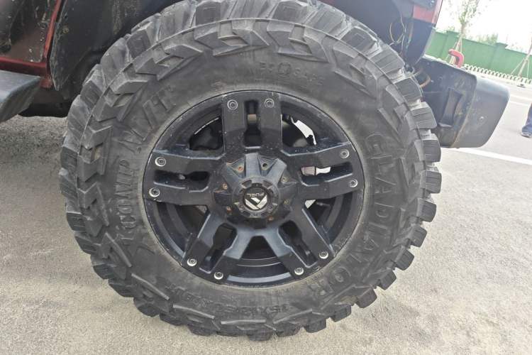 Used Jeep Wrangler 2012 3.6L Sahara Four-Door Edition Right Front Wheel Hub