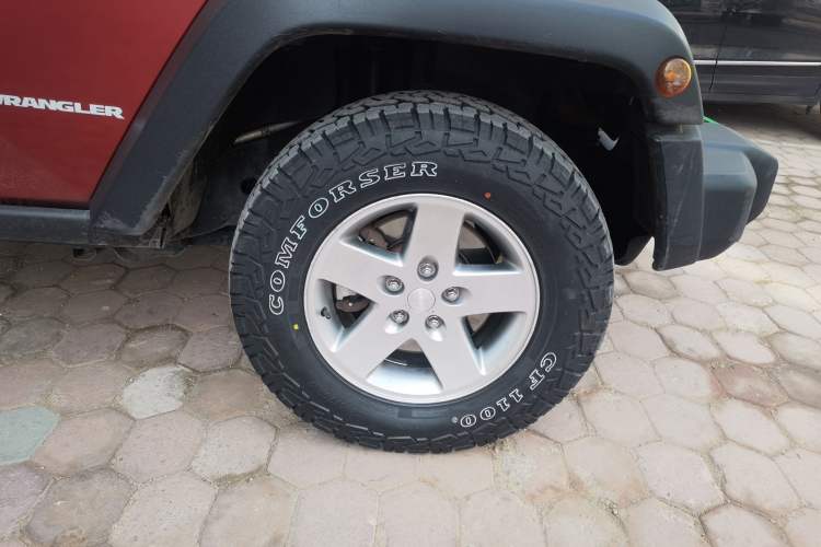 Used Jeep Wrangler 2012 3.6L Rubicon two-door model Right Front Wheel Hub