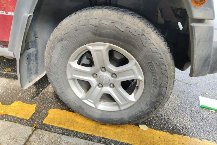 Used Jeep Wrangler 2012 3.6L Rubicon two-door model Right Front Wheel Hub