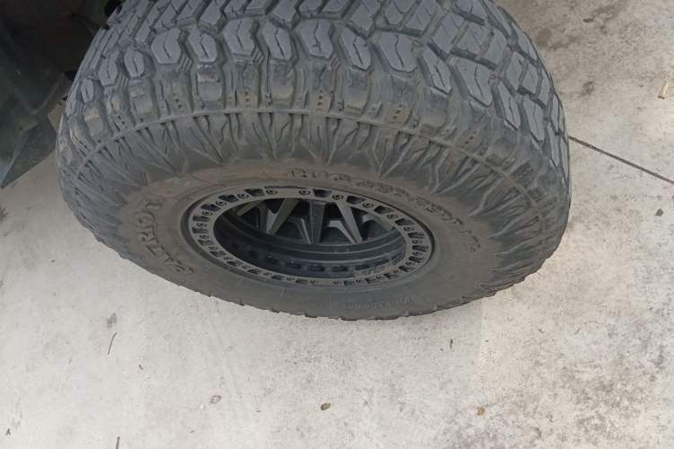 Used Jeep Wrangler 2012 3.6L Sahara Four-Door Edition Right Front Wheel Hub
