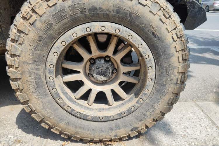 Used Jeep Wrangler 2012 3.6L Sahara Four-Door Edition Right Front Wheel Hub