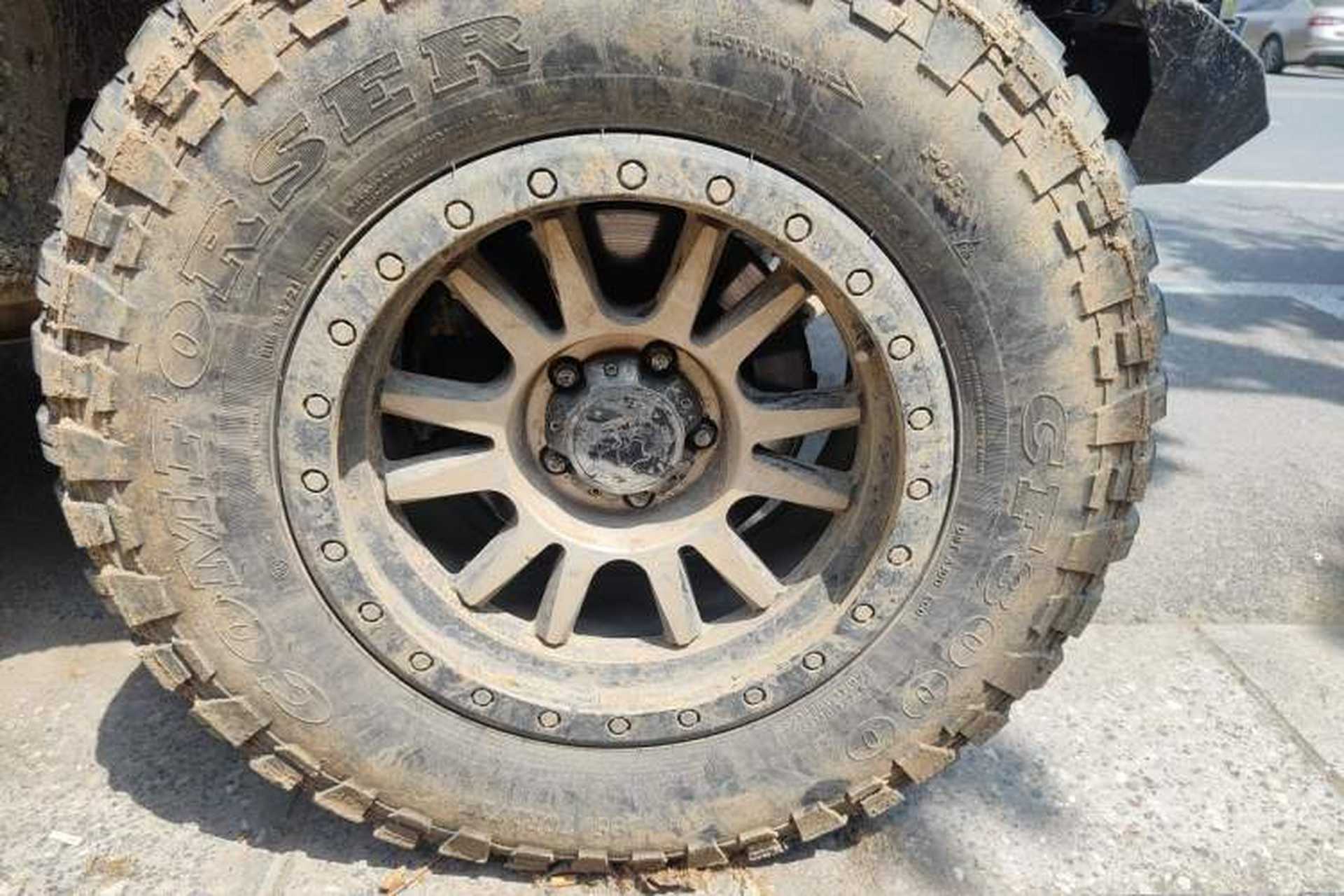 Used Jeep Wrangler 2012 3.6L Sahara Four-Door Edition Right Front Wheel Hub
