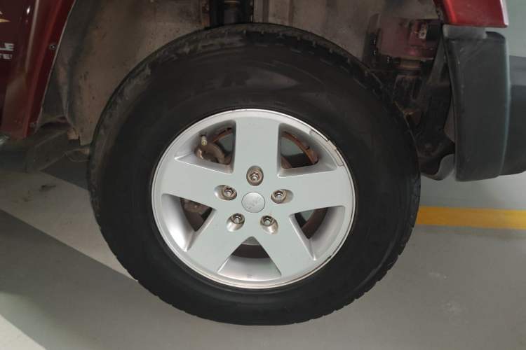 Used Jeep Wrangler 2012 3.6L Sahara Four-Door Edition Right Front Wheel Hub