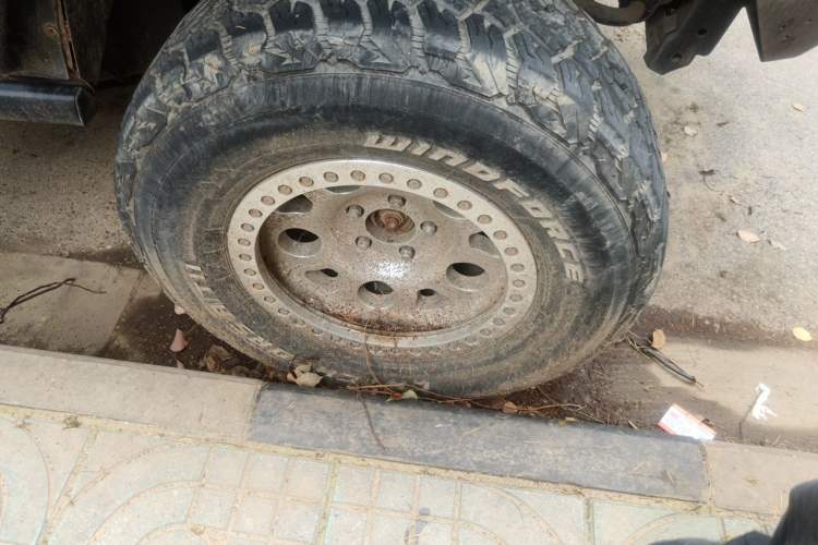 Used Jeep Wrangler 2012 3.6L Rubicon two-door model Right Front Wheel Hub