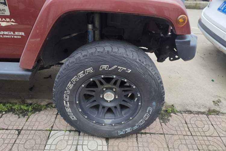 Used Jeep Wrangler 2012 3.6L Sahara Four-Door Edition Right Front Wheel Hub