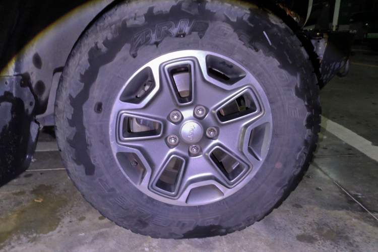 Used Jeep Wrangler 2012 3.6L Rubicon Four-Door Edition Right Front Wheel Hub