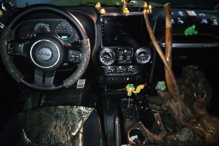 Used Jeep Wrangler 2012 3.6L Sahara Four-Door Edition Center Console