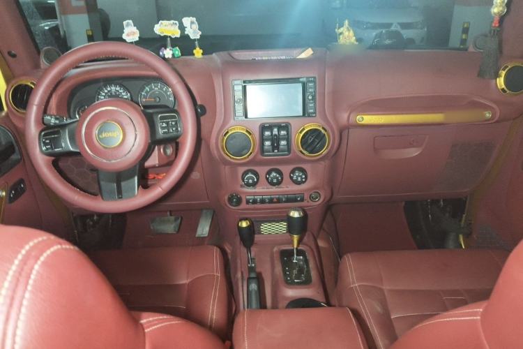 Used Jeep Wrangler 2012 3.6L Sahara Four-Door Edition Center Console