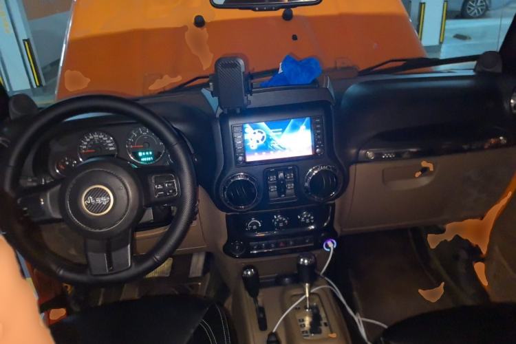 Used Jeep Wrangler 2012 3.6L Sahara Four-Door Edition Center Console