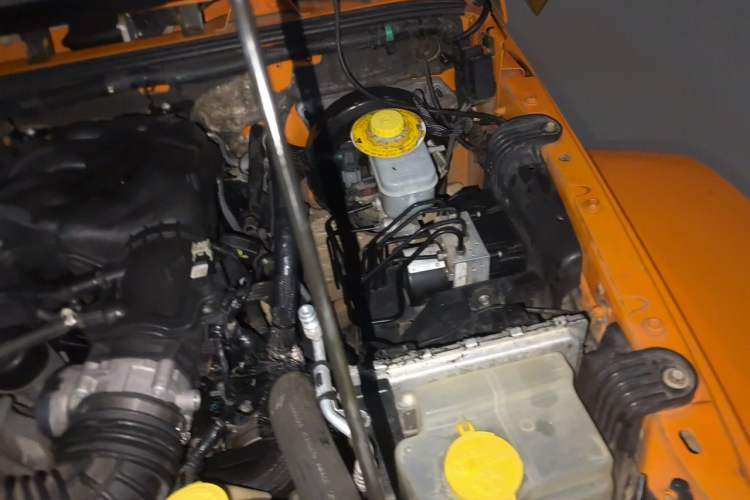 Used Jeep Wrangler 2012 3.6L Sahara Four-Door Edition Engine Bay Left