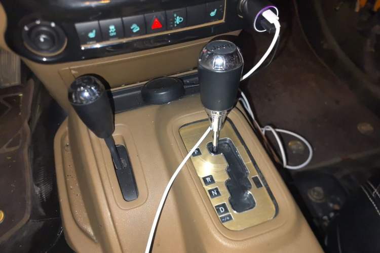 Used Jeep Wrangler 2012 3.6L Sahara Four-Door Edition Gear Lever