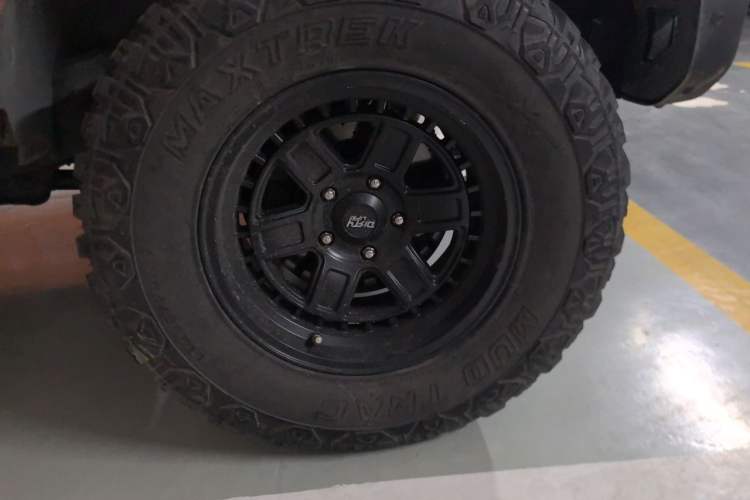 Used Jeep Wrangler 2012 3.6L Sahara Four-Door Edition Right Front Wheel Hub
