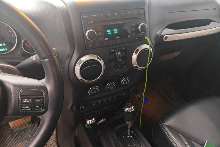 Used Jeep Wrangler 2013 3.6L Sahara Four-Door Edition Audio And AC Panel