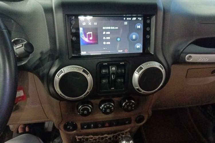 Used Jeep Wrangler 2013 3.6L Sahara Four-Door Edition Audio And AC Panel
