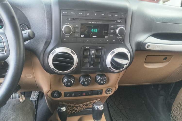 Used Jeep Wrangler 2013 3.6L Sahara Four-Door Edition Audio And AC Panel
