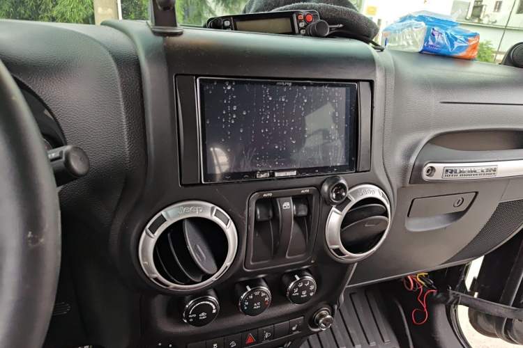 Used Jeep Wrangler 2013 3.6L Two-Door 10th Anniversary Edition Audio And AC Panel