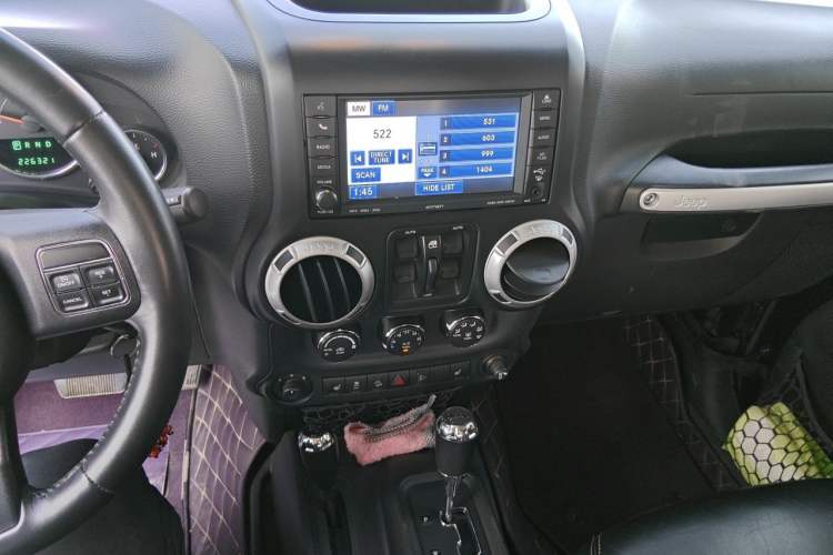 Used Jeep Wrangler 2013 3.6L Sahara Four-Door Edition Audio And AC Panel