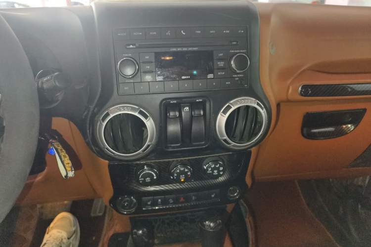 Used Jeep Wrangler 2013 3.6L Rubicon two-door version Audio And AC Panel