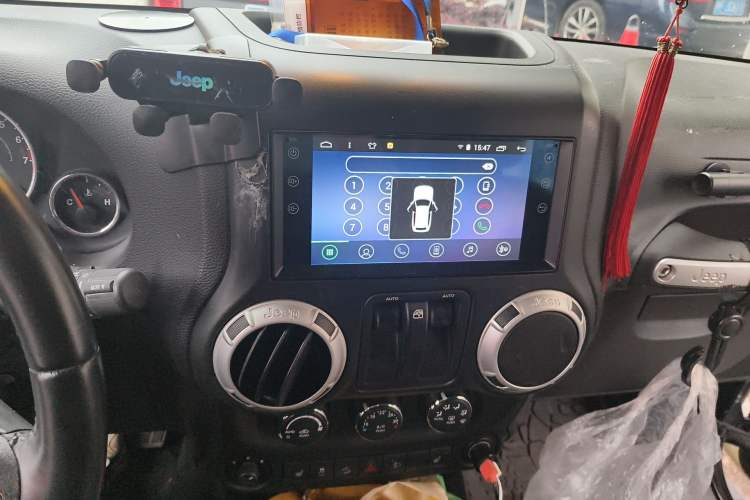 Used Jeep Wrangler 2013 3.6L Sahara two-door model Audio And AC Panel