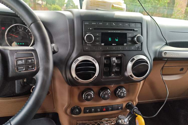 Used Jeep Wrangler 2013 3.6L Sahara Four-Door Edition Audio And AC Panel