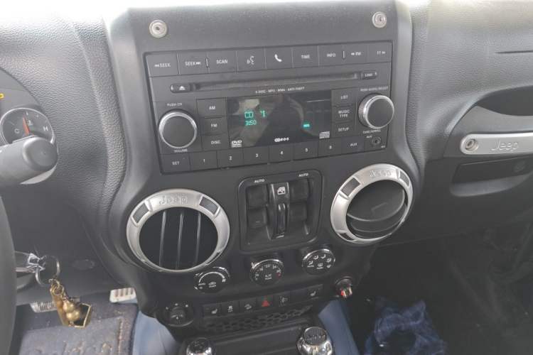 Used Jeep Wrangler 2013 3.6L Sahara Four-Door Edition Audio And AC Panel