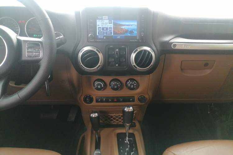 Used Jeep Wrangler 2013 3.6L Sahara Four-Door Edition Audio And AC Panel