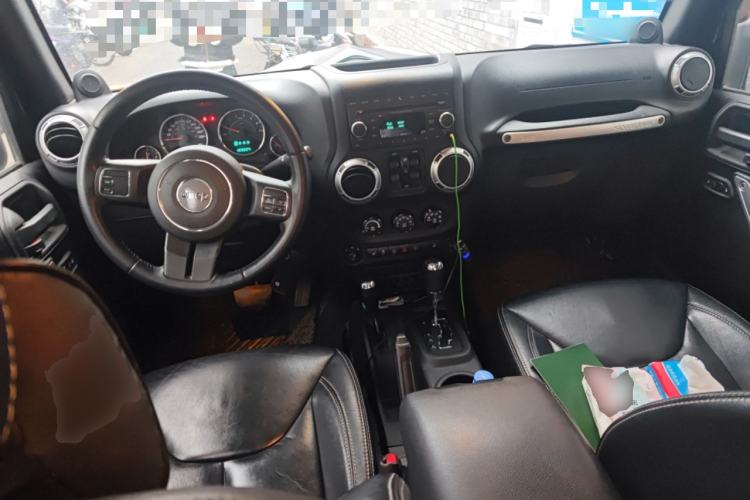 Used Jeep Wrangler 2013 3.6L Sahara Four-Door Edition Center Console