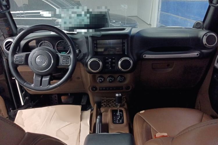 Used Jeep Wrangler 2013 3.6L Sahara Four-Door Edition Center Console